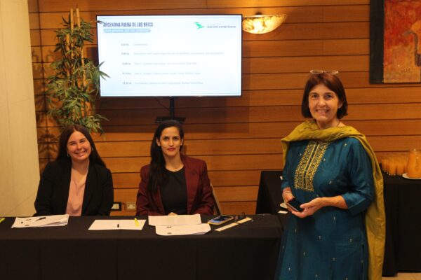 F03. Julia Ororbia y equipo de recepción